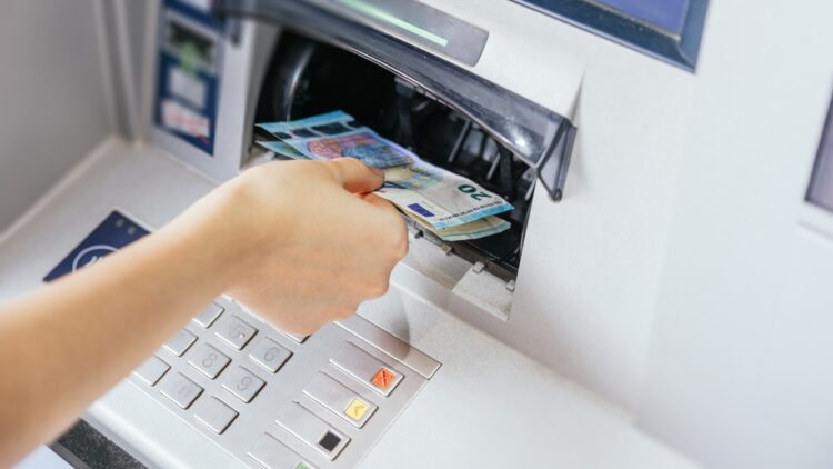Las recomendaciones que debes seguir para sacar dinero de un cajero automático de forma segura según la Guardia Civil 1 cajeros guardia civil