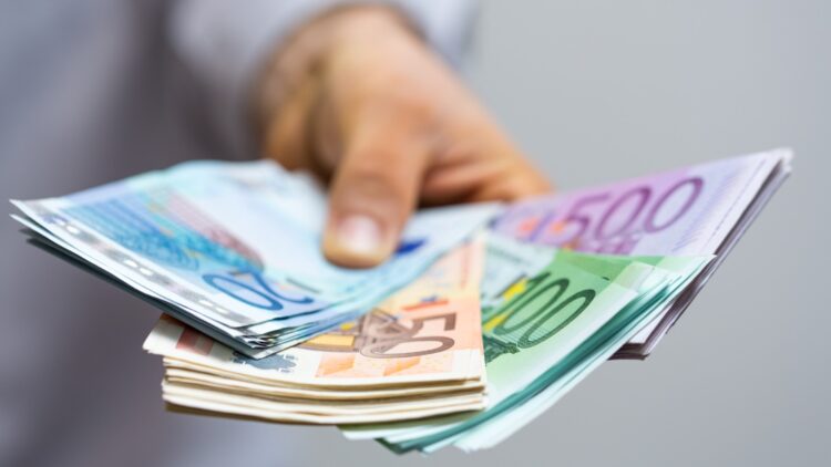 Así puedes conseguir los casi 500 euros que da la Seguridad Social a los mayores de 52 años