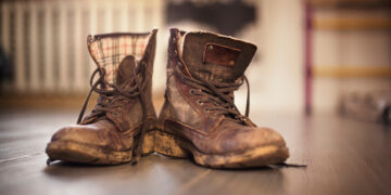 Estás limpiando mal tus botas de ante: así lo hacen los profesionales.