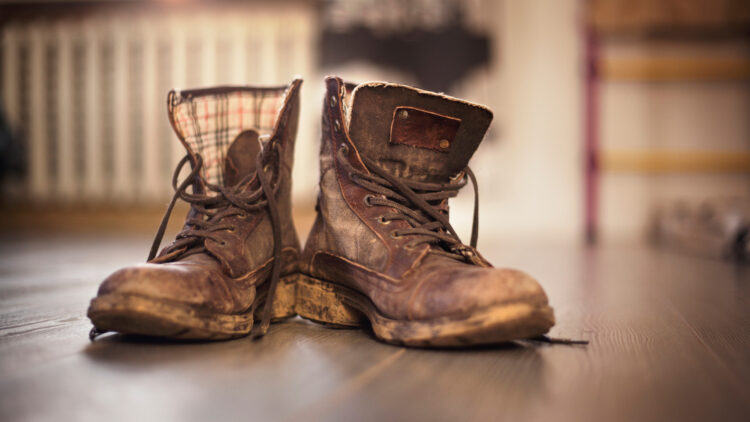 Estás limpiando mal tus botas de ante: así lo hacen los profesionales.