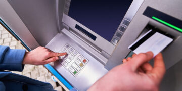 Revisa el cajero automático antes de usarlo: esta es la nueva estafa que ha llegado a España