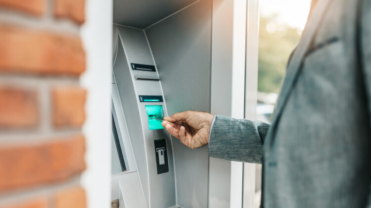 No saques este dinero del cajero si no quieres problemas con Hacienda.