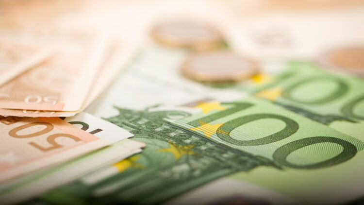 Las 5 cosas que hacen los ricos con su dinero y que deberías poner en práctica según los expertos 1 Las 5 cosas que hacen los ricos con su dinero y que deberías poner en práctica según los expertos.