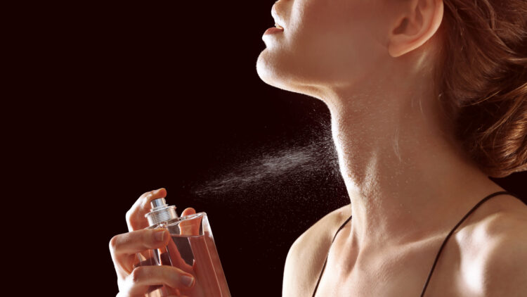¿Usas perfume todos los días? Esto dice la psicología sobre esta práctica 1 ¿Usas perfume todos los días? Esto dice la psicología sobre esta práctica.