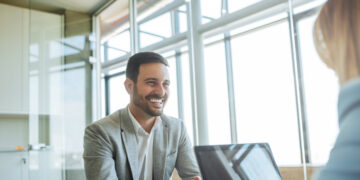 Se viraliza el "test de la silla": cuidado si vas a una entrevista de trabajo porque podría jugarte una mala pasada.
