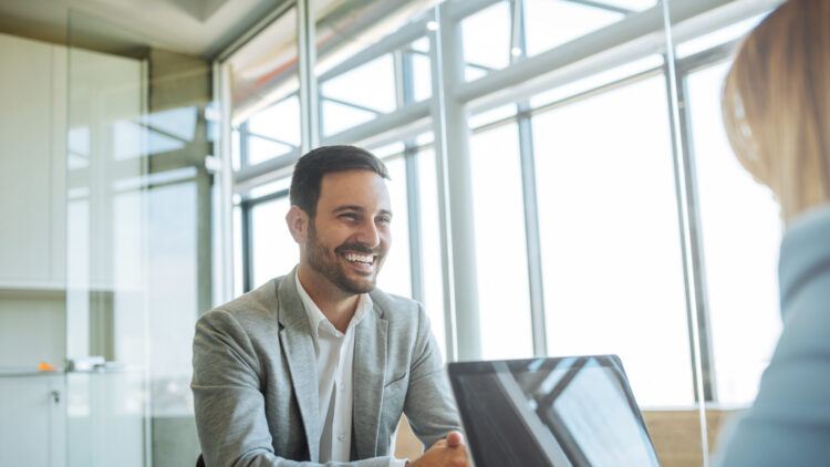 Se viraliza el "test de la silla": cuidado si vas a una entrevista de trabajo porque podría jugarte una mala pasada.