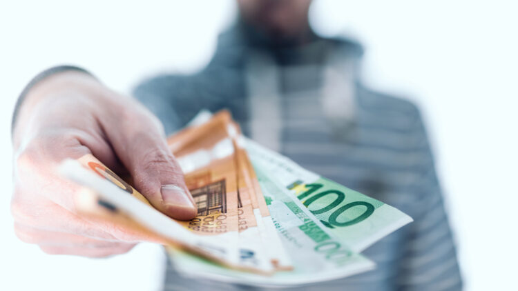 Así será la subida del sueldo de los funcionarios con carácter retroactivo 1 Confirmado por el Gobierno: esta será la subida del sueldo de los funcionarios con carácter retroactivo.