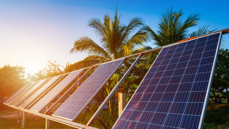 El kit solar de Leroy Merlín para tener luz gratis en casa que va a acabar con las placas solares.