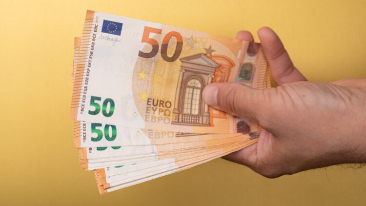 Consigue 480 euros si cumples estos requisitos 1 La Seguridad Social regala 480 euros a todas las personas que cumplan estos requisitos.