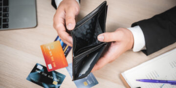 Directo a la bancarrota: la OCU pide no utilizar nunca estas tarjetas de crédito.