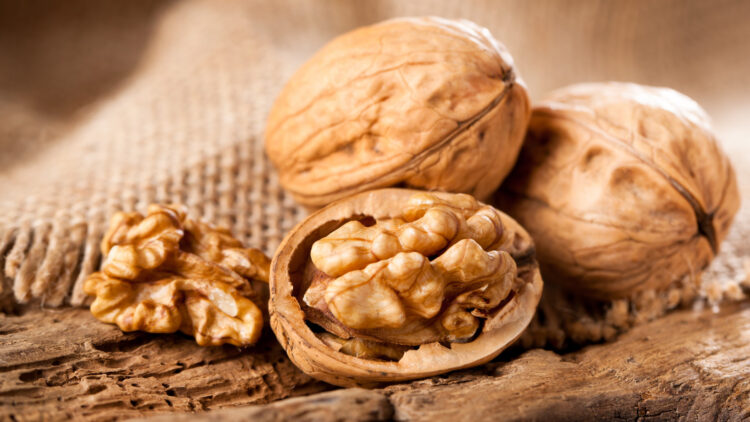 Estás abriendo mal las nueces: este el truco definitivo para abrirlas sin esfuerzo.