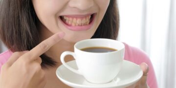 Con este truco el café no te manchará nunca más los dientes.