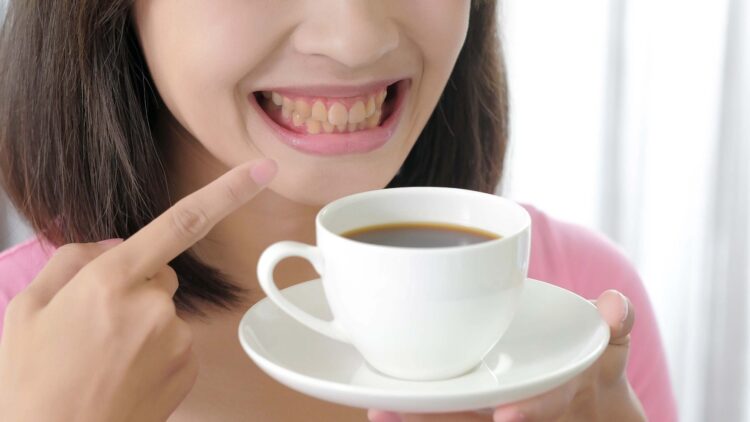 Con este truco el café no te manchará nunca más los dientes.