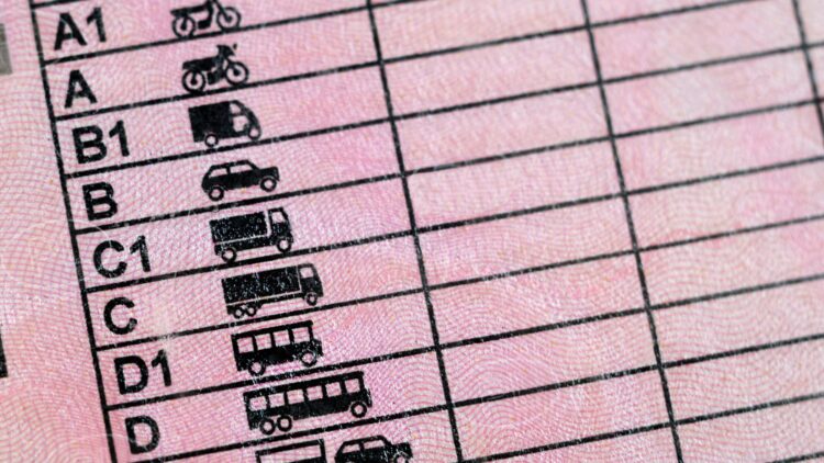 La DGT lo confirma: te retirarán el carnet de conducir si tomas estos medicamentos.