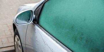 El truco infalible para que no se empañen los cristales del coche sin tener que poner el aire