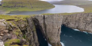 El lago más alucinante se encuentra suspendido a 30 metros de altura en un acantilado.