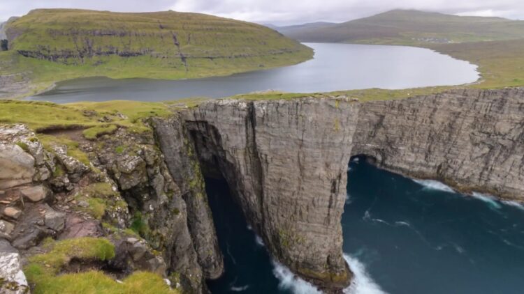 El lago más alucinante se encuentra suspendido a 30 metros de altura en un acantilado.