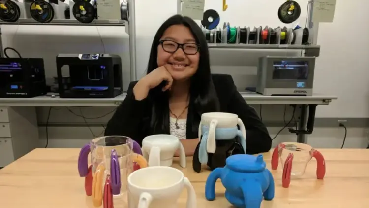 La niña que se hizo multimillonaria al inventar una taza para su abuelo con Parkinson 1 La niña que se hizo multimillonaria al inventar una taza para su abuelo con Parkinson.