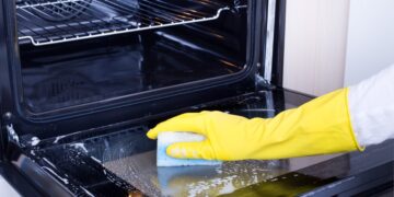 Así puedes limpiar el doble cristal del horno sin desmontar: es el truco definitivo.