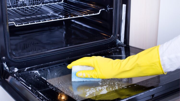 Así puedes limpiar el doble cristal del horno sin desmontar: es el truco definitivo 1 Así puedes limpiar el doble cristal del horno sin desmontar: es el truco definitivo.