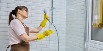 Así limpian las mamparas de ducha de los hoteles: el truco definitivo de las camareras de piso.