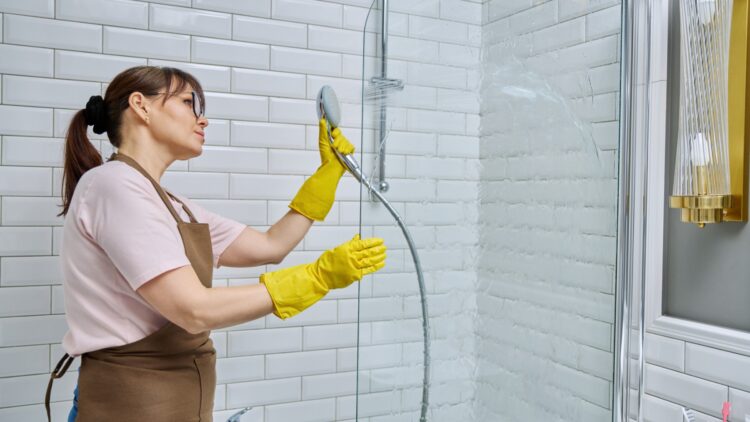 Así limpian las mamparas de ducha de los hoteles: el truco definitivo de las camareras de piso.