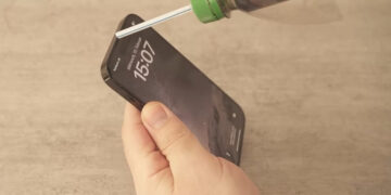 Alarga la vida de tu móvil con el 'truco de la pajita'.
