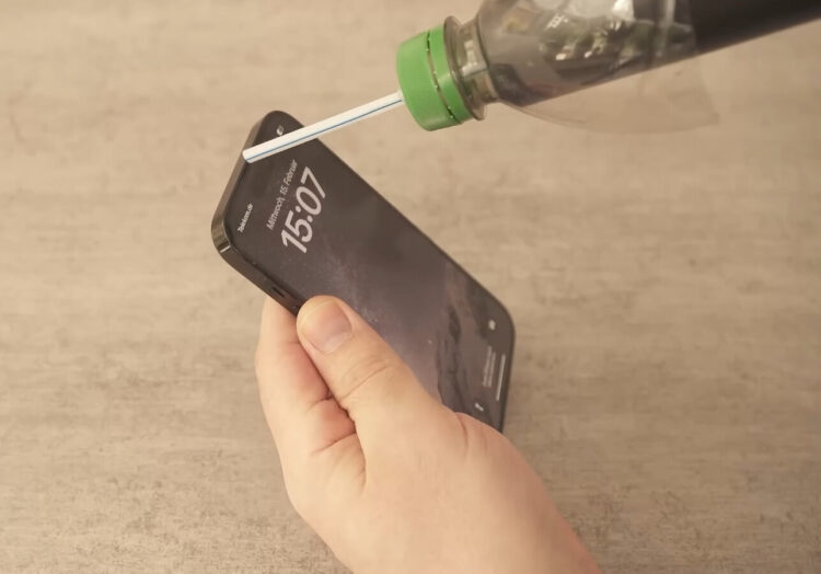 Alarga la vida de tu móvil con el 'truco de la pajita' 1 Alarga la vida de tu móvil con el 'truco de la pajita'.