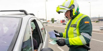 La DGT lo confirma: multas de hasta 400 euros si no cumples la normativa con este accesorio del coche