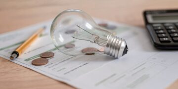 OCU alerta a los consumidores: "Puedes estar pagando hasta un 30% más en tu factura..."