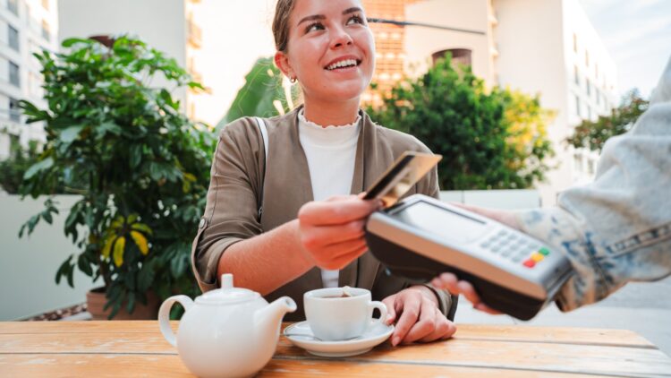 "¿Quieres copia?": esta es la respuesta que debes dar cuando hagas una compra con tarjeta en un comercio.