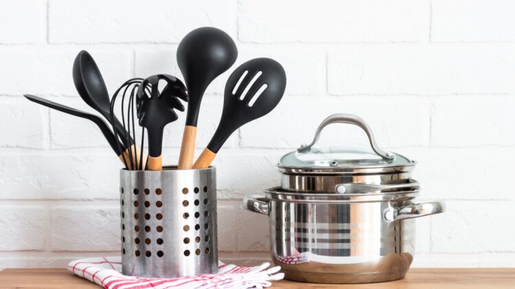 Científicos revisan el riesgo para la salud de los utensilios de cocina negros tras descubrirse un error en un estudio 1 Científicos revisan el riesgo para la salud de los utensilios de cocina negros tras descubrirse un error en un estudio