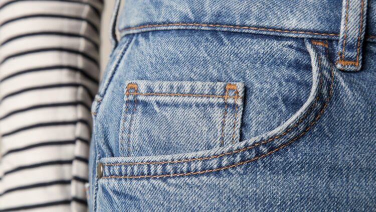 No es para guardar monedas: este es el uso real del bolsillo pequeño de los vaqueros. Lo explica Levi ‘s.