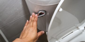 Tira esto al váter todas las noches para lograr una desinfección perfecta de tu baño.