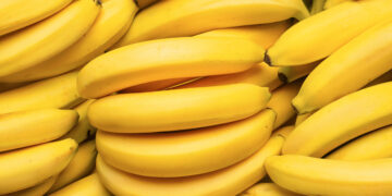 Adiós a tirar fruta: esta es la forma correcta de conservar los plátanos y que no se pongan negros.