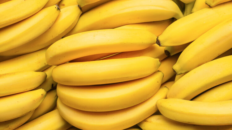 Adiós a tirar fruta: esta es la forma correcta de conservar los plátanos y que no se pongan negros.