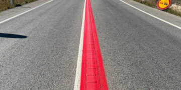 Líneas rojas en la carretera: así dice la DGT que debes actuar si te las encuentras.