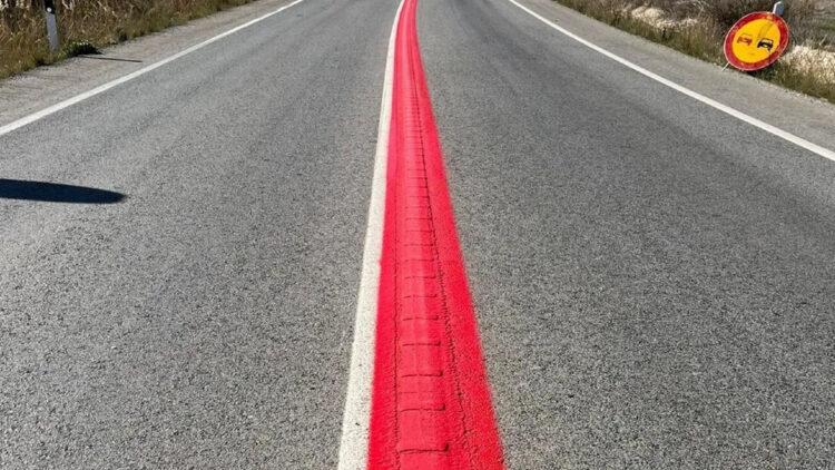 Líneas rojas en la carretera: así dice la DGT que debes actuar si te las encuentras 1 Líneas rojas en la carretera: así dice la DGT que debes actuar si te las encuentras.