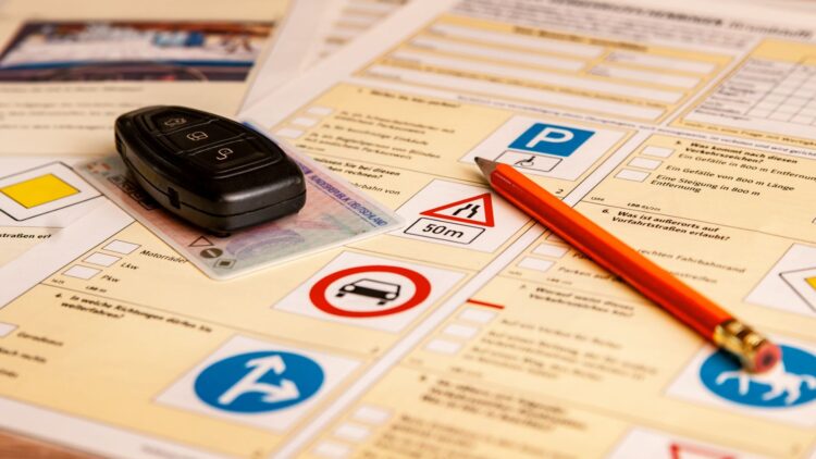 Adiós a las autoescuelas: la DGT mira el modelo estadounidense para sacar el carné de conducir.