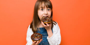 Los peligros del azúcar en niños: los expertos desaconsejan su consumo.