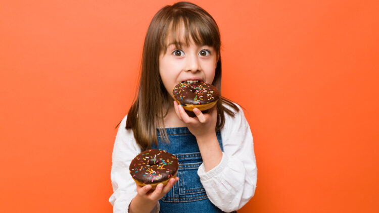 Los peligros del azúcar en niños: los expertos desaconsejan su consumo.