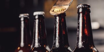 Si pides botellines de cerveza en los bares tienes que saber esto: un camarero revela la verdad.