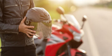 Casco de motorista al lado de la carretera: este es su significado y podría salvar vidas.