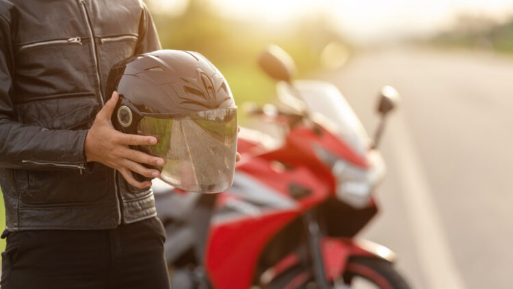 Casco de motorista al lado de la carretera: este es su significado y podría salvar vidas.