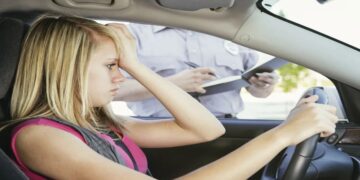 chica joven recibiendo multa