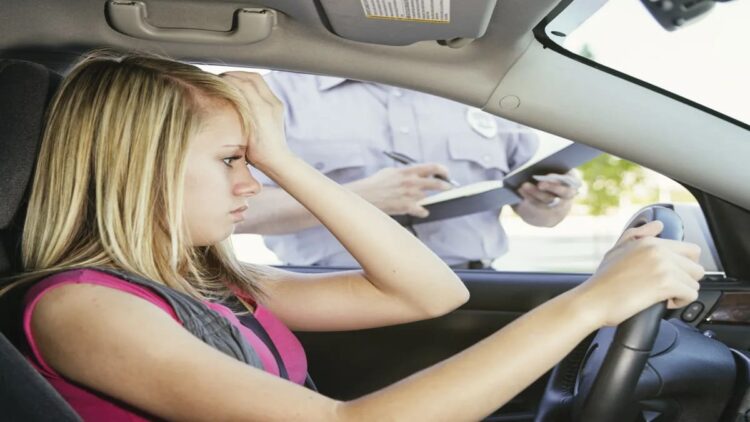 chica joven recibiendo multa