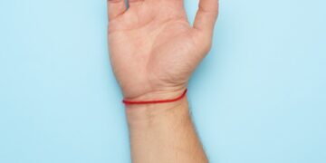 Este es el significado de llevar una cinta roja en la muñeca.
