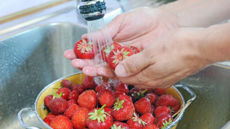 No cometas estos errores al limpiar las fresas: así puedes eliminar sus pesticidas 1 No cometas estos errores al limpiar las fresas