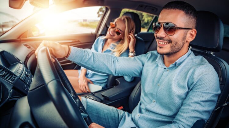 ¿Llevas gafas de sol al conducir? Podrían multarte si tus lentes no cumplen estos requisitos.