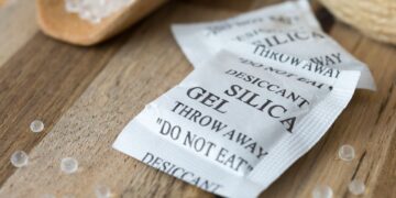 No tires las bolsas de bolitas blancas de tus prendas nuevas.